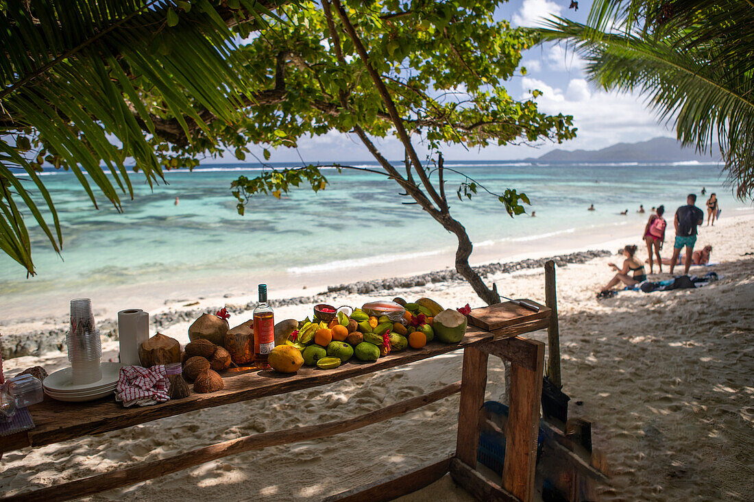  Open air bar on the dream beach Anse Source d&#39;Argent, La Digue, Seychelles, Indian Ocean, Africa 