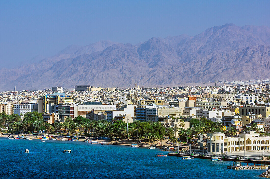  View of the city of Akaba (aqaba) in Jordan, a seaport on the Gulf of Aqaba, a branch of the Red Sea. 