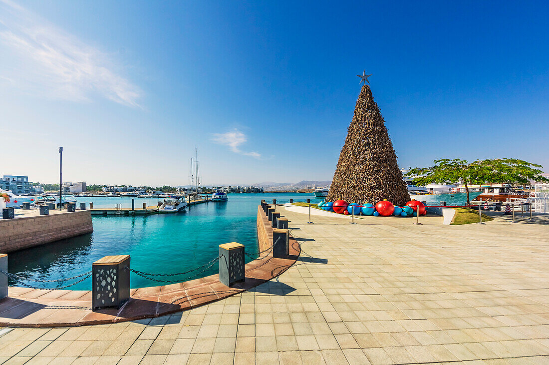 Weihnachtsbaum am Hafen, Ayla Marina Village, Akaba am Roten Meer, Jordanien, Arabische Halbinsel, Vorderasien