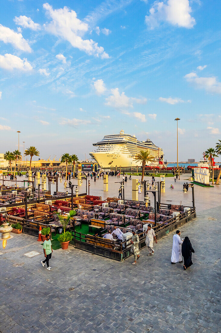 Cafes am Hafen und Kreuzfahrtschiff, Yanbuʿ al-Bahr, Yanbo, Yambo, oder Yenbo, Hafen am Roten Meer, Provinz Medina, Saudi Arabien, Arabische Halbinsel