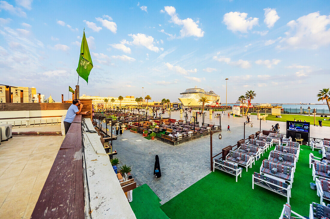 Cafes an der Uferpromenade am Hafen und Kreuzfahrtschiff, Yanbuʿ al-Bahr, Yanbo, Yambo, oder Yenbo, Hafen am Roten Meer, Provinz Medina, Saudi Arabien, Arabische Halbinsel