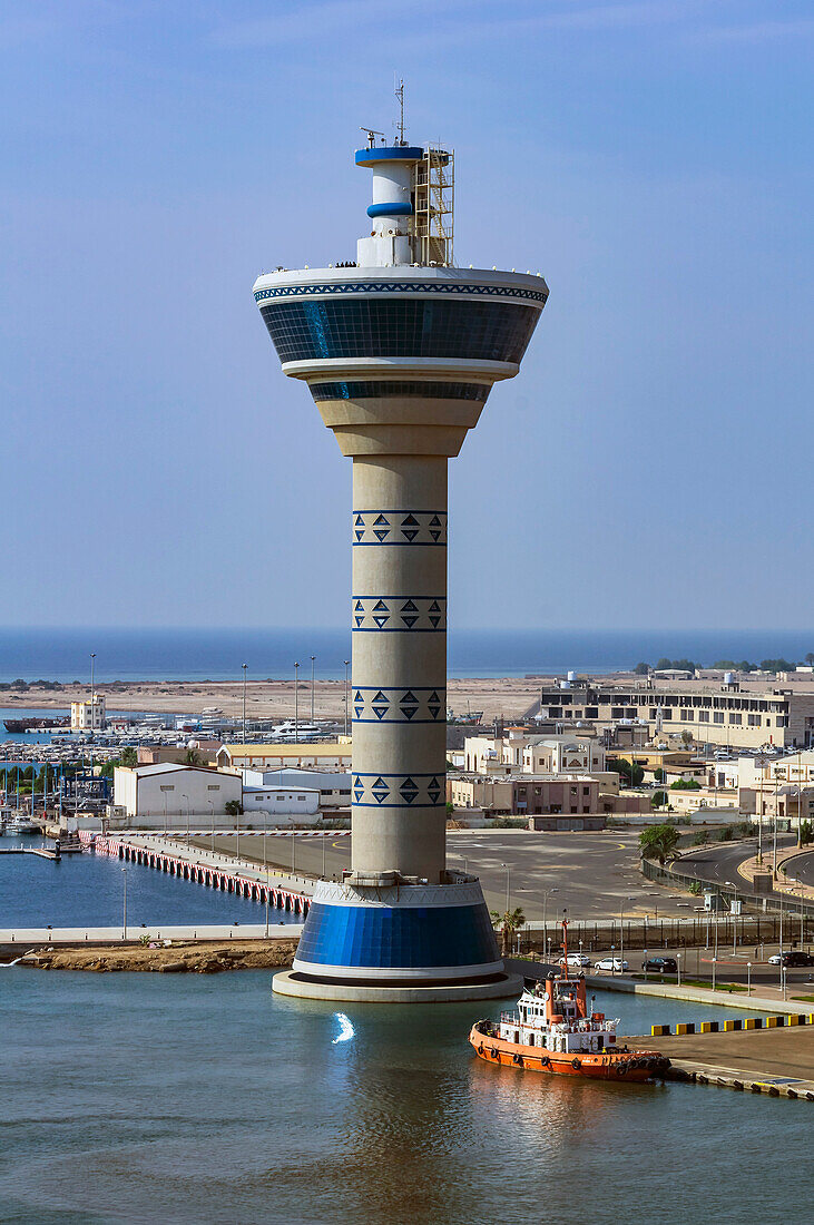 Bunter Leuchtturm am Hafen, in Yanbuʿ al-Bahr, Yanbu, Yambo, oder Yenbo, Hafen am Roten Meer, Provinz Medina, Saudi Arabien, Arabische Halbinsel