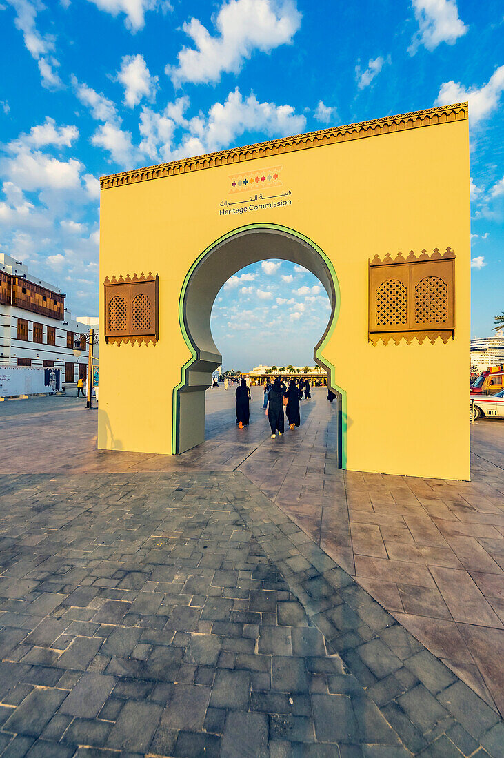 Torbogen in der Altstadt in Yanbuʿ al-Bahr, Yanbu, Yambo, oder Yenbo, Hafen am Roten Meer, Provinz Medina, Saudi Arabien