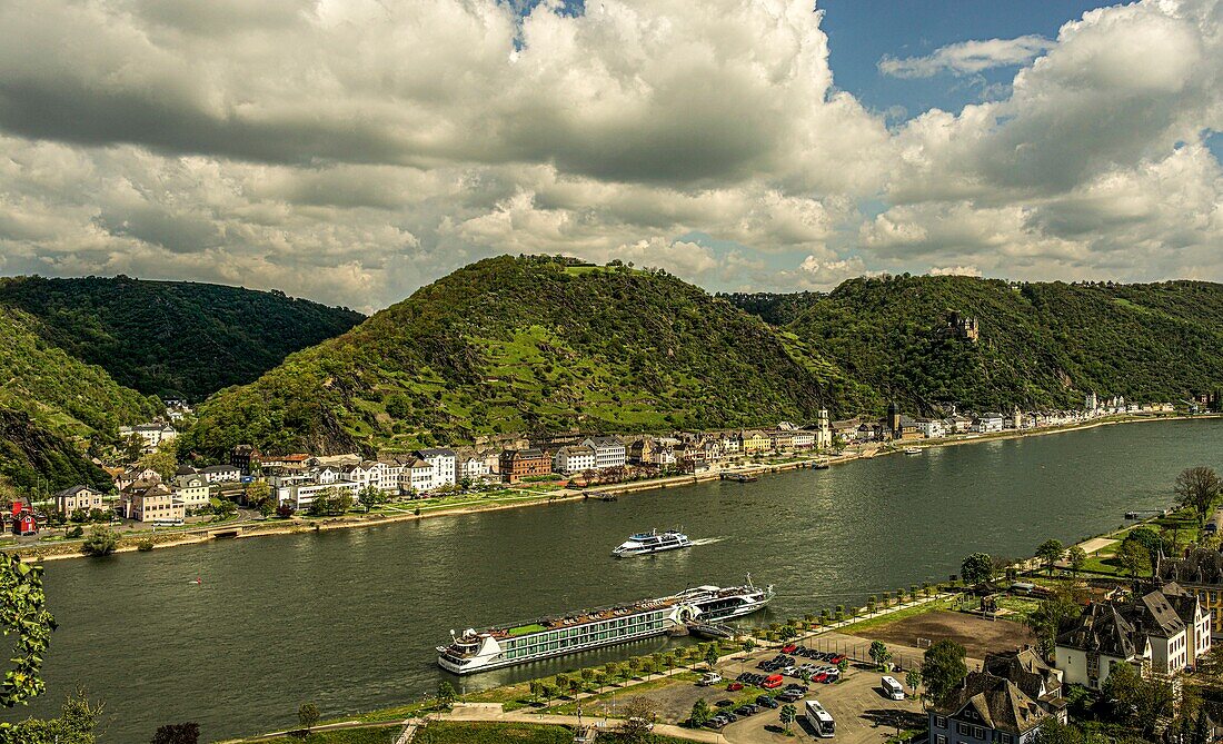 Rheintal bei St. Goar und St. Goarshausen, Ausflugsschiffe, Burg Katz im Hintergrund, Oberes Mittelrheintal, Rheinland-Pfalz, Deutschland