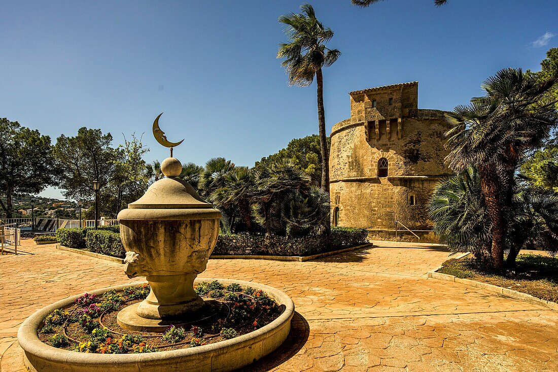 Spätmittelalterlicher Wehrturm Punta d'es Castellot im Garten der Seniorenresidenz Es Castellot, Santa Ponca, Mallorca, Spanien