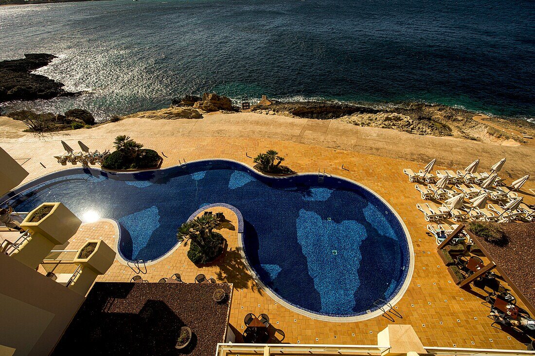 Pool und Sonnenliegen eines Grandhotels an der Costa de la Calma im Morgenlicht, Santa Ponca, Mallorca, Spanien