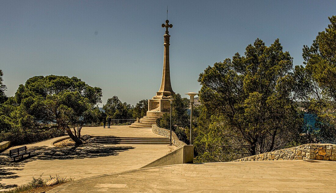 Paar wandert zum Aussichtspunkt mit Denkmal zur Erinnerung an die Landung von Jaume I. 1229, Mallorca, Spanien