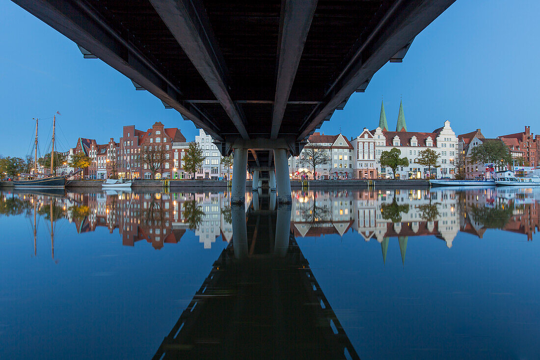  Bridge to the museum harbor on the Untertrave in the evening, Hanseatic City of Luebeck, Schleswig-Holstein, Germany 