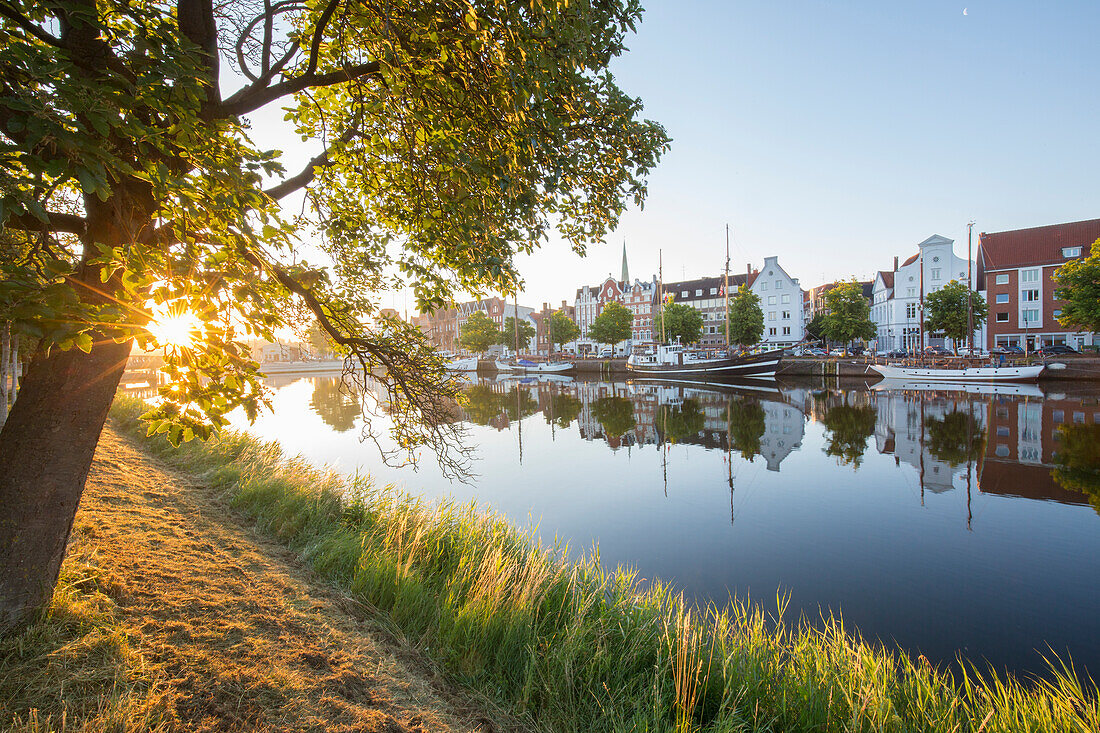 Sonnenaufgang am Museumshafen, Untertrave, Hansestadt Lübeck, Schleswig-Holstein, Deutschland