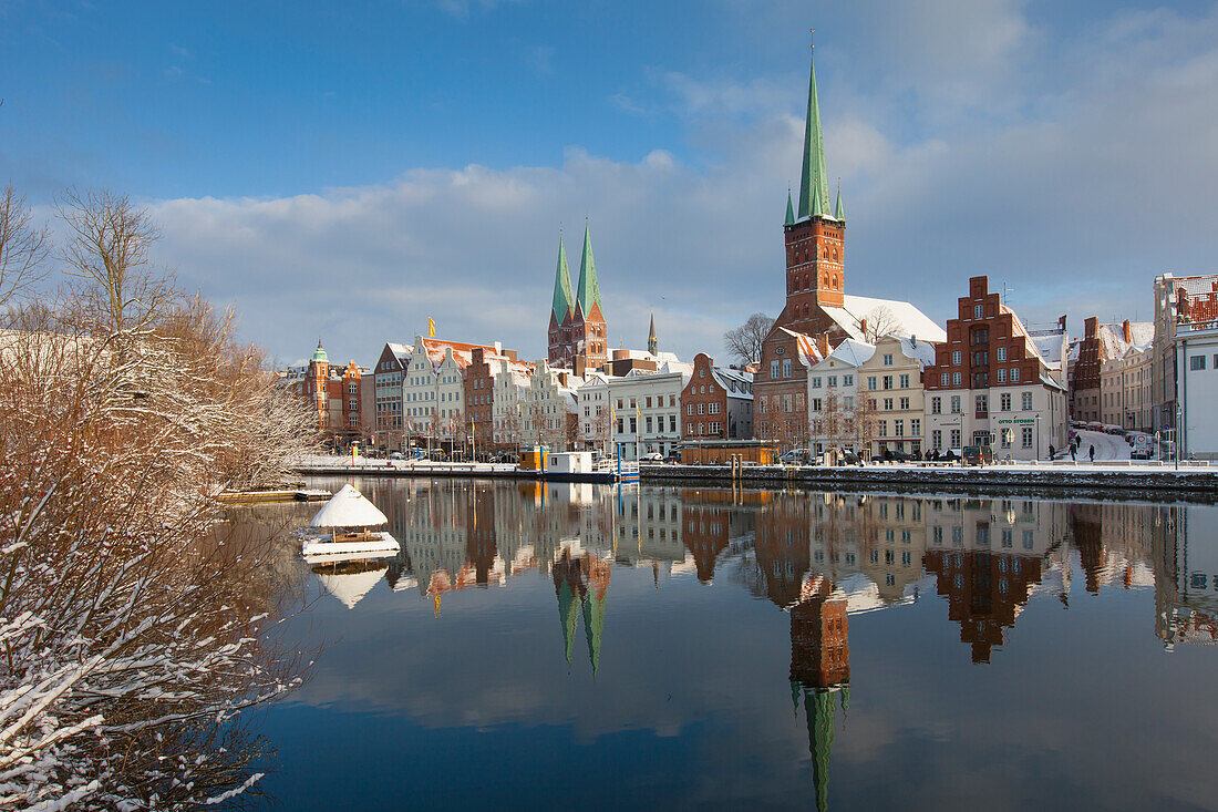  Obertrave, old town houses, St. Mary&#39;s Church, St. Petri Church, reflection, winter, Hanseatic City of Luebeck, Schleswig-Holstein, Germany 