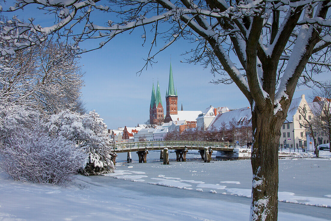  Obertrave, old town houses, St. Mary&#39;s Church, St. Petri Church, winter, Hanseatic City of Luebeck, Schleswig-Holstein, Germany 