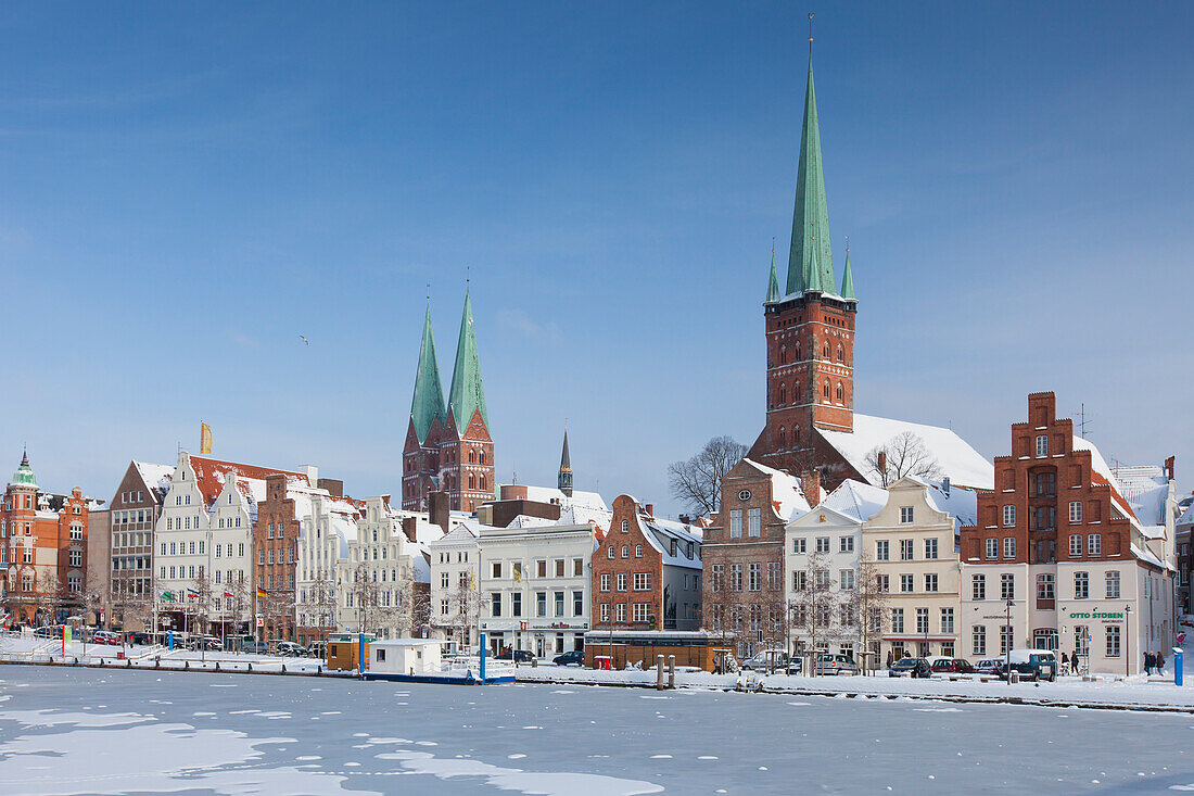  Obertrave, old town houses, St. Mary&#39;s Church, St. Petri Church, winter, Hanseatic City of Luebeck, Schleswig-Holstein, Germany 