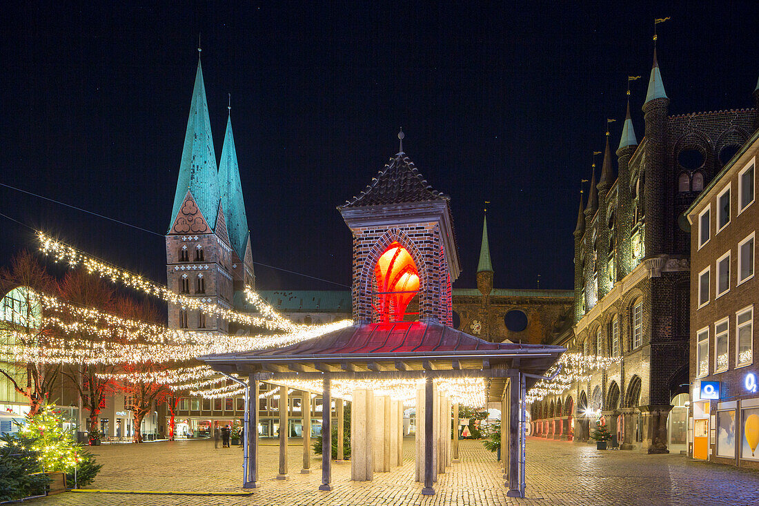  View over the Christmas market to the Kaak and the Marienkirche, Hanseatic City of Luebeck, UNESCO World Heritage Site, Schleswig-Holstein, Germany 