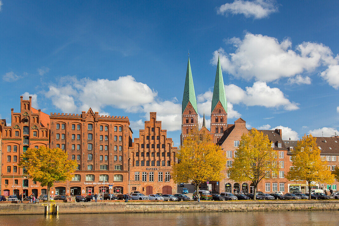 St.Marien-Kirche und Altstadthaeuser an der Untertrave, Hansestadt Lübeck, Schleswig-Holstein, Deutschland