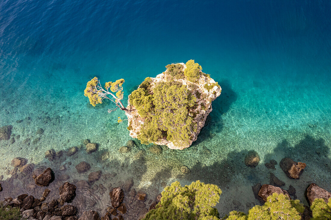  The landmark Brela Stone or Kamen Brela on the beach Punta Rata near Brela, Croatia, Europe  