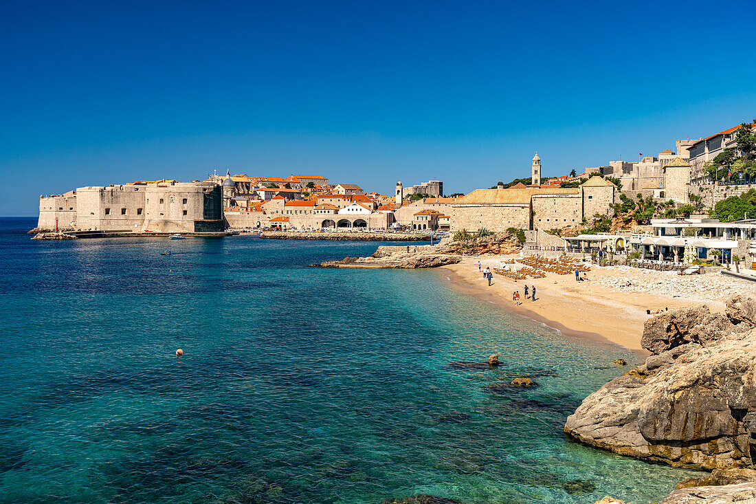 Banje Beach und die Altstadt von Dubrovnik, Kroatien, Europa 