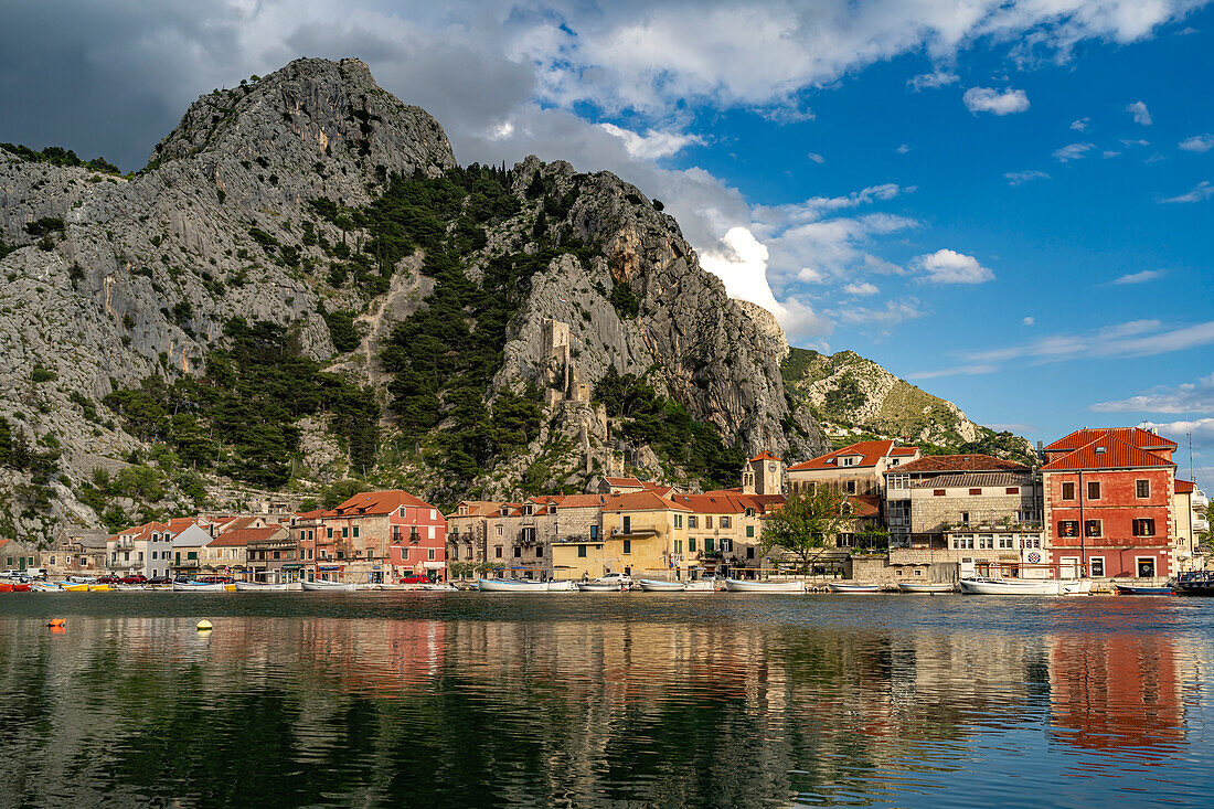 Die Altstadt von Omis am Fluss Cetina mit der Ruine der Festung Mirabella oder Peovica, Kroatien, Europa 