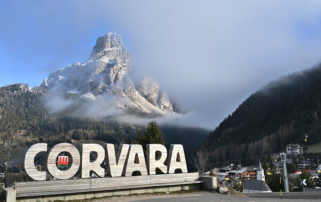 Corvara mit Blick auf Gipfel Sassongher, Skigebiet Sellaronda, Alta Badia, Südtirol, Italien