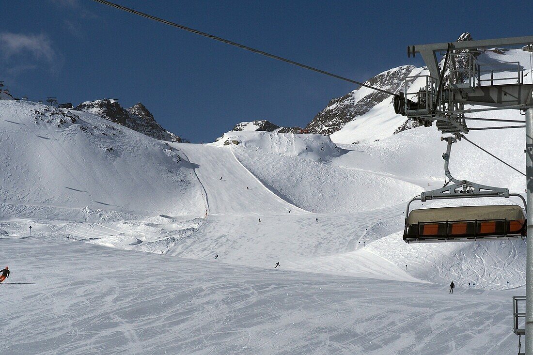 Liftanlagen und Skifahrer auf Pisten im Gletscherskigebiet, Stubaital, Tirol, Österreich