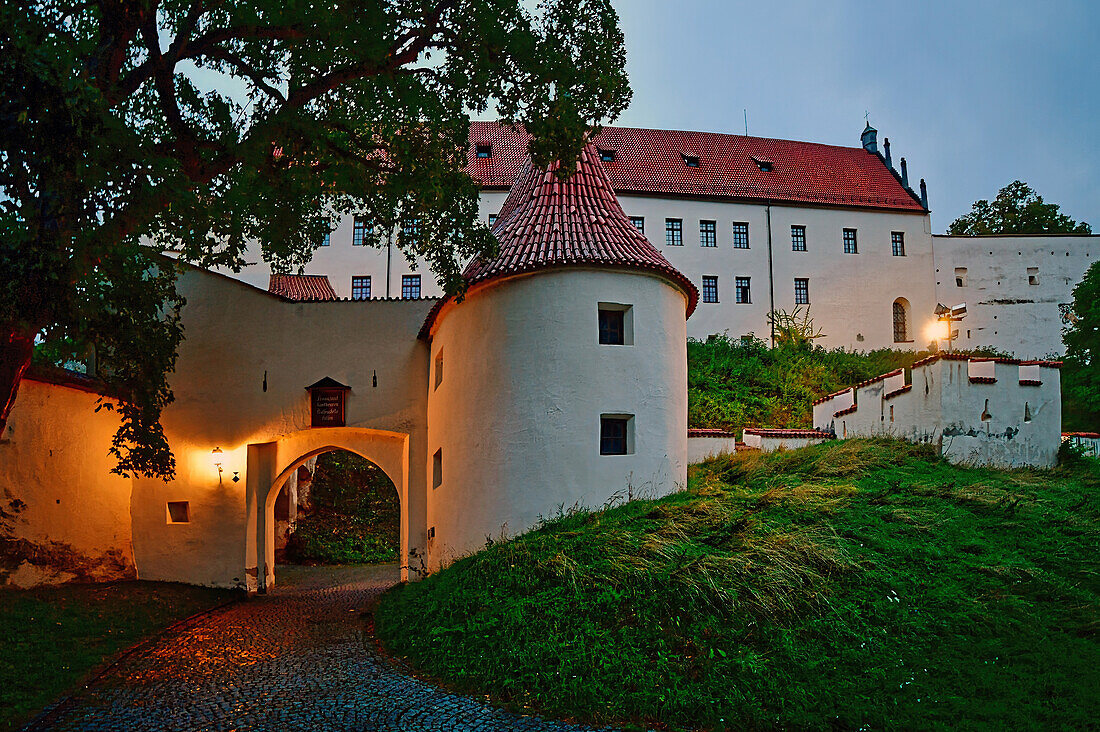 Abendstimmung, Hohes Schloss, spätgotisches Burgschloss auf einem Hügel über der Altstadt von Füssen, Bayern, Deutschland