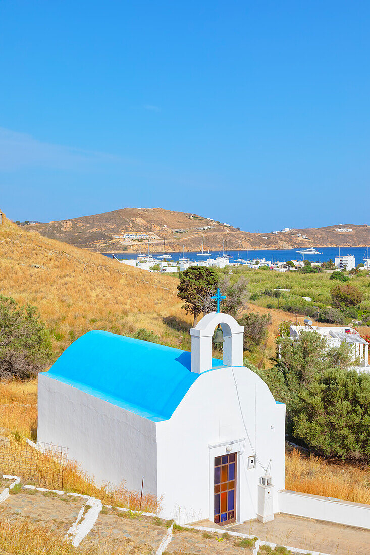  Orthodoxe Kapelle mit Blick auf den Hafen von Livadi, Livadi, Insel Serifos, Kykladen, Griechenland 