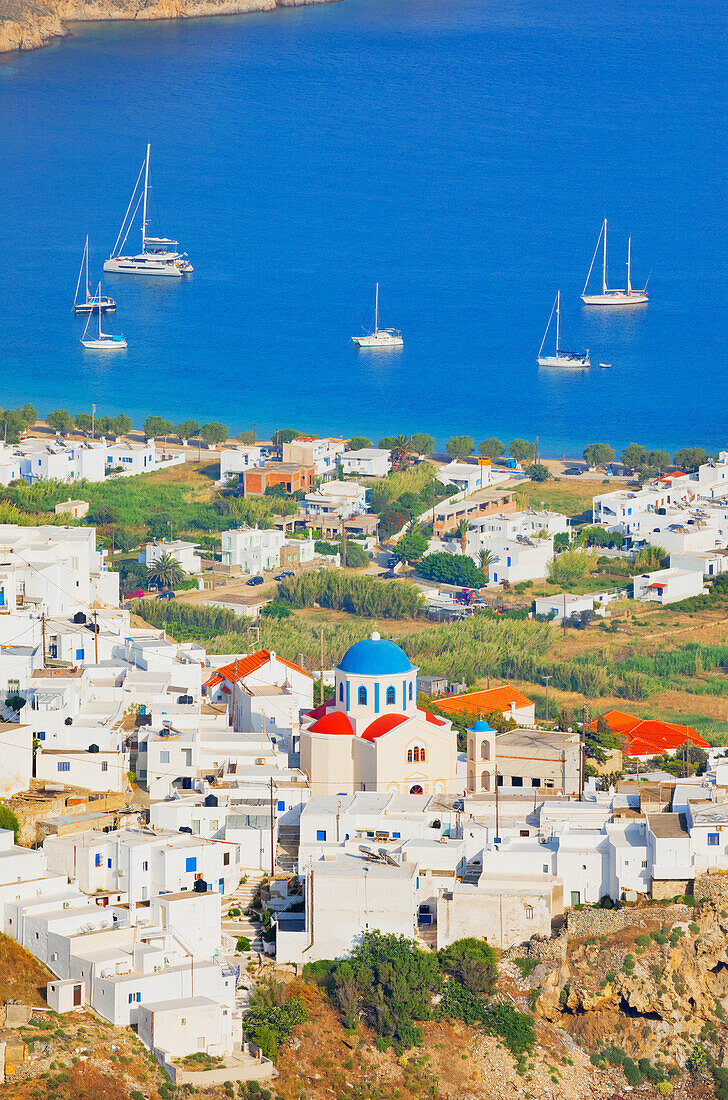  Blick auf das Dorf Chora und den Hafen von Livadi, Chora, Insel Serifos, Kykladen, Griechenland 