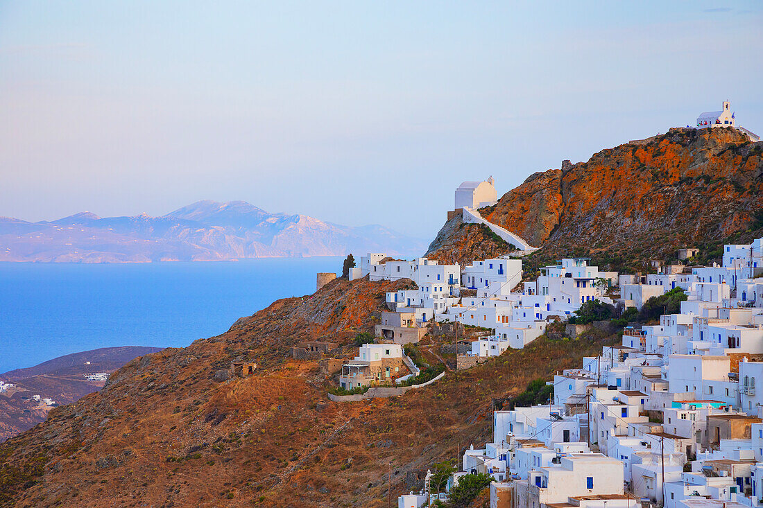  Blick auf das Dorf Chora und die Insel Sifnos in der Ferne, Chora, Insel Serifos, Kykladen, Griechenland\n 