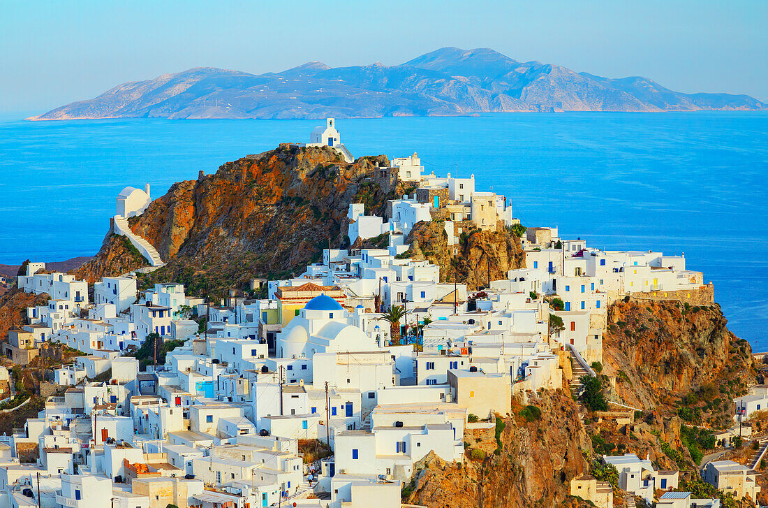  Blick auf das Dorf Chora und die Insel Sifnos in der Ferne, Chora, Insel Serifos, Kykladen, Griechenland\n 