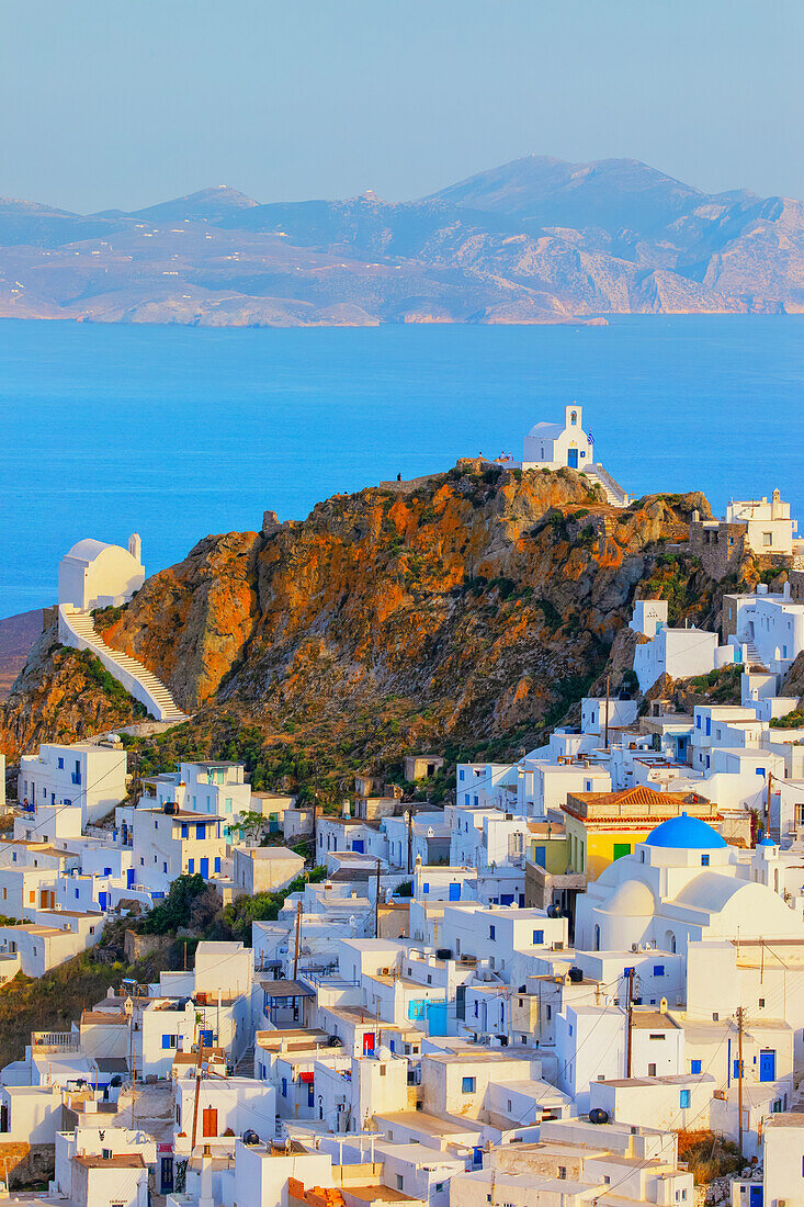  Blick auf das Dorf Chora und die Insel Sifnos in der Ferne, Chora, Insel Serifos, Kykladen, Griechenland 