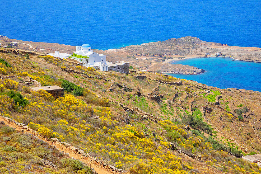  Kirche Panagia Skopiani mit Blick auf die Bucht von Platis Gialos, Insel Serifos, Kykladen, Griechenland 