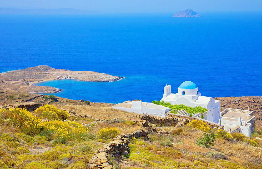  Kirche Panagia Skopiani mit Blick auf die Bucht von Platis Gialos, Insel Serifos, Kykladen, Griechenland 