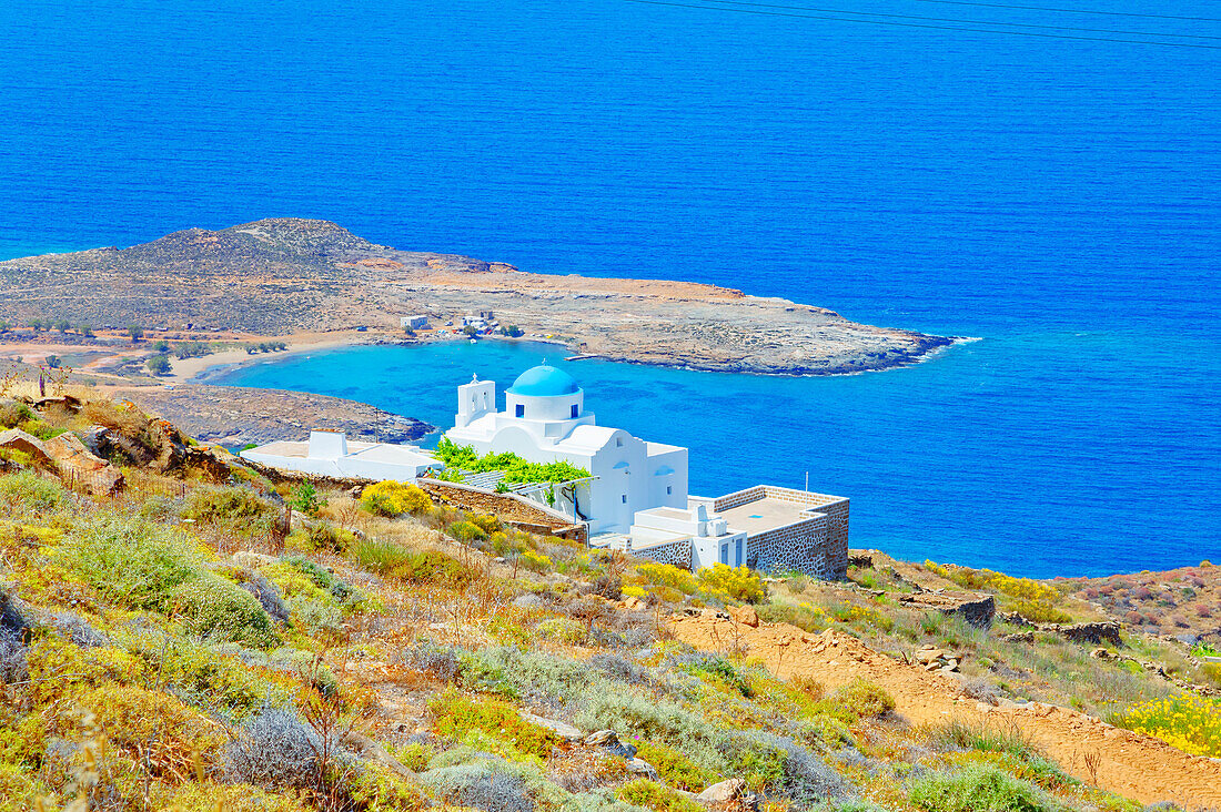  Kirche Panagia Skopiani mit Blick auf die Bucht von Platis Gialos, Insel Serifos, Kykladen, Griechenland 