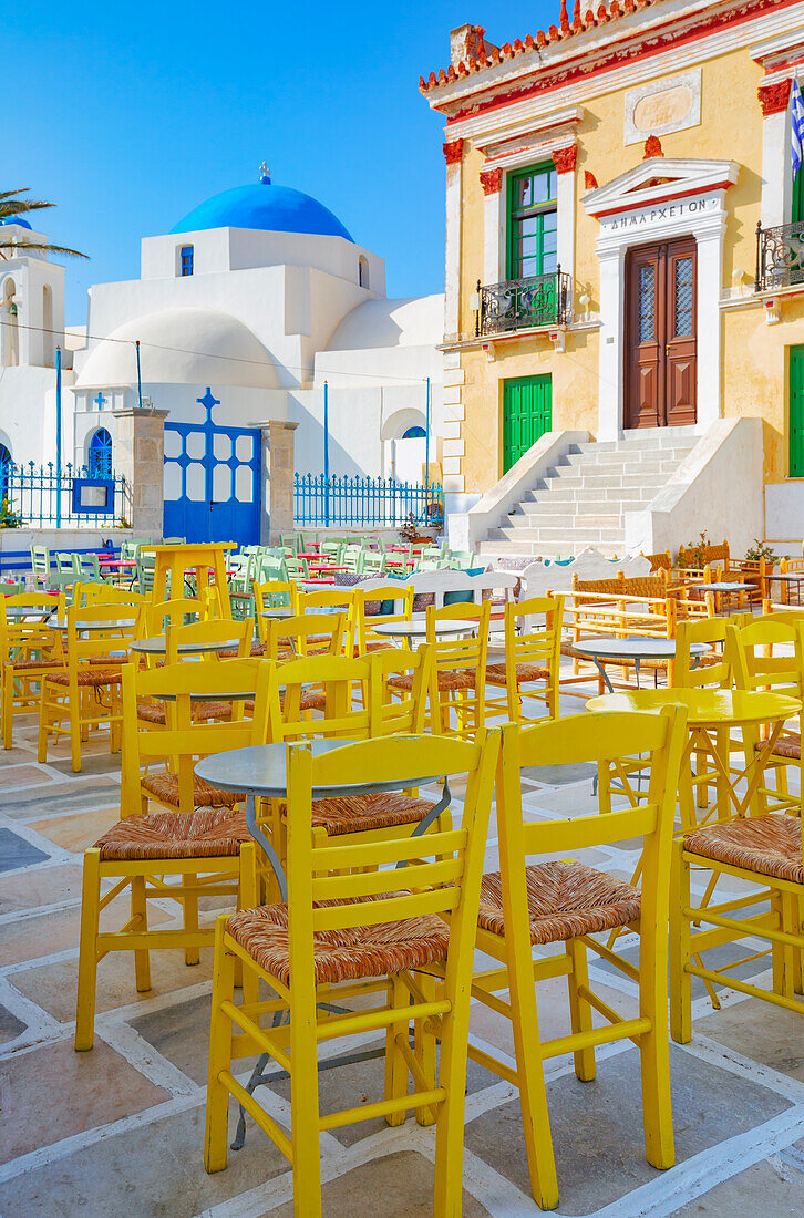 Hauptplatz von Chora mit Restaurant, Chora, Insel Serifos, Kykladen, Griechenland