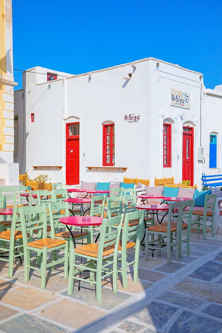 Hauptplatz von Chora mit Restaurant, Chora, Insel Serifos, Kykladen, Griechenland