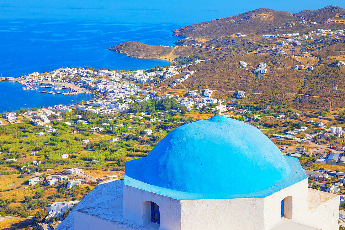  Blick auf die Bucht von Livadi vom Gipfel des Dorfes Chora, Chora, Insel Serifos, Kykladen, Griechenland 