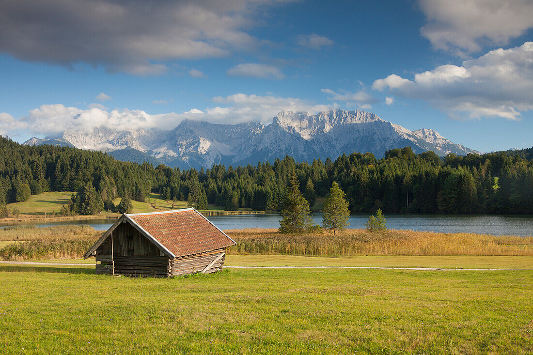  View of the Geroldsee with Karwendel Mountains, Werdenfelsener Land, Upper Bavaria, Bavaria, Germany 