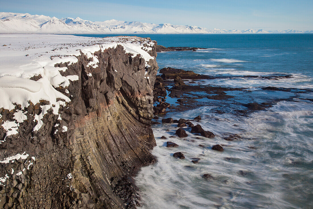 Basaltgestein an der Küste von Arnarstapi, Snaefellsnes, Island