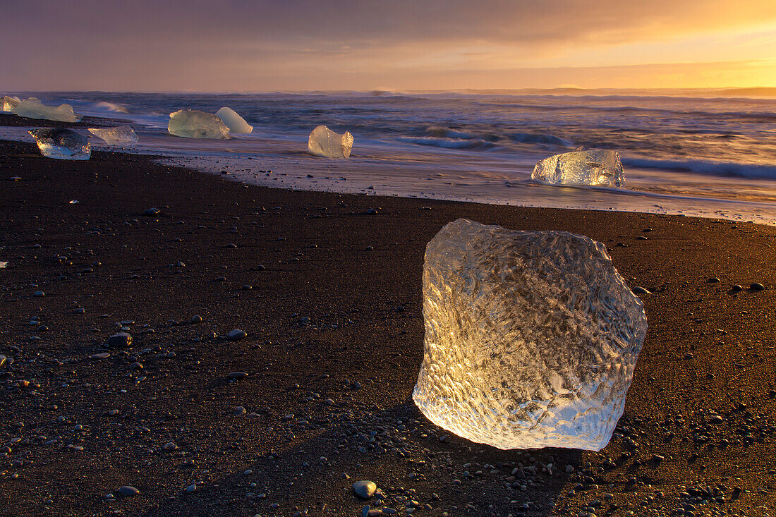 Eisbrocken am Strand Breidamerkursandur, Sudursveit, Island