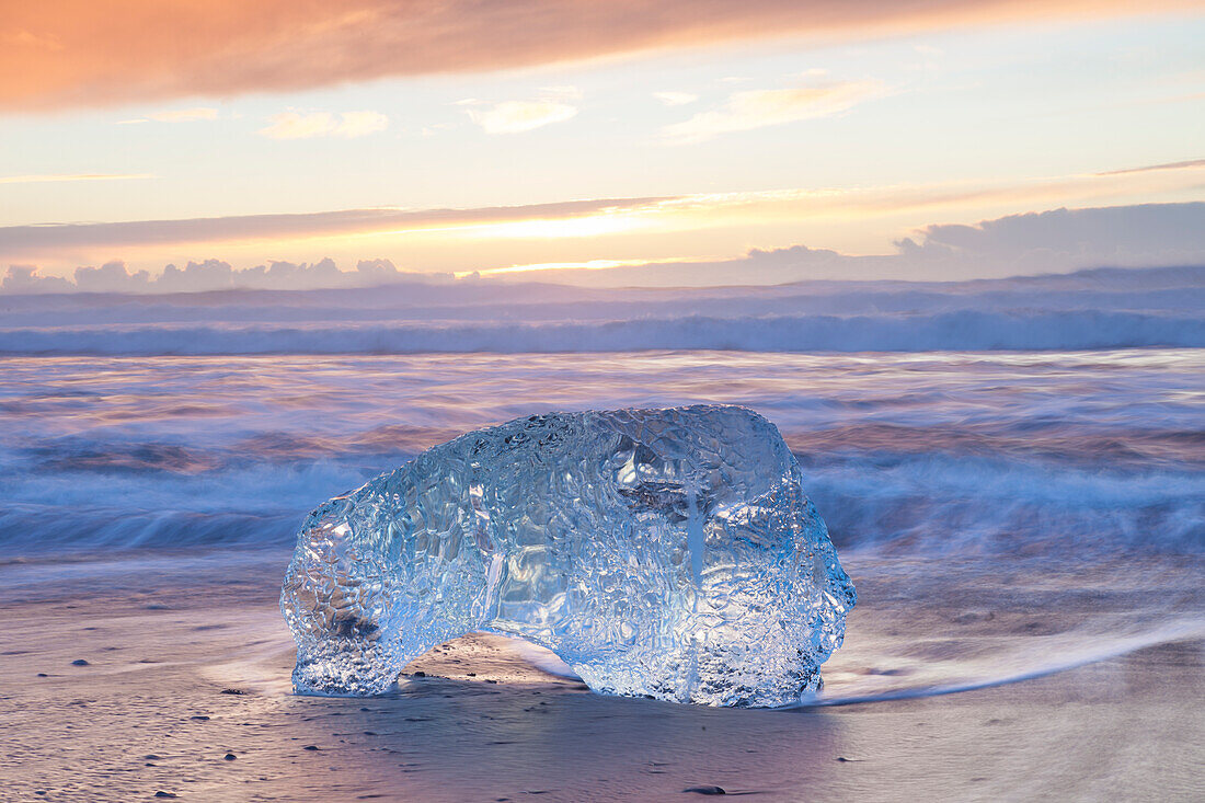 Eisbrocken am Strand Breidamerkursandur, Sudursveit, Island