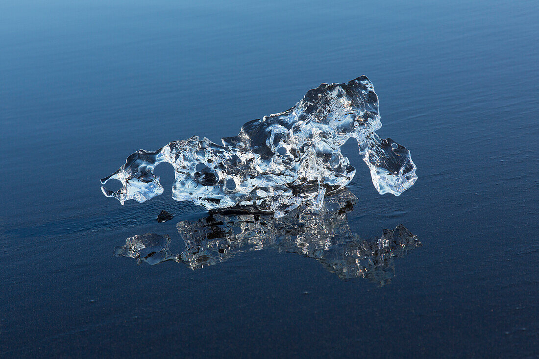 Eisbrocken am Strand Breidamerkursandur, Sudursveit, Island