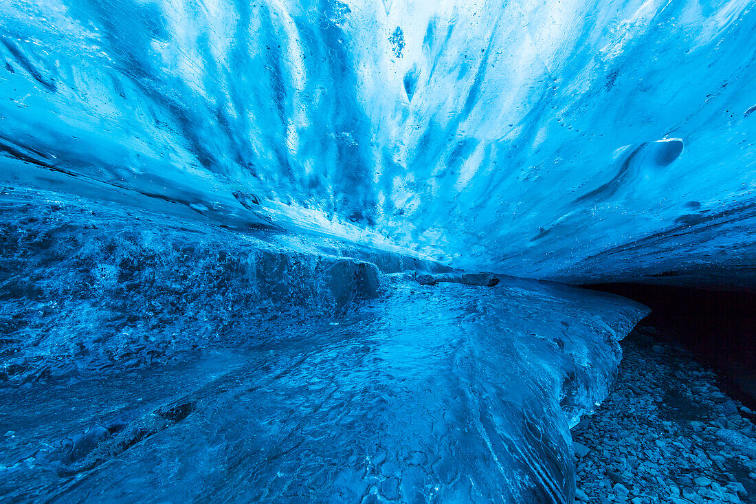 Innenansicht einer Eishöhle unter dem Vatnajoekull, Island