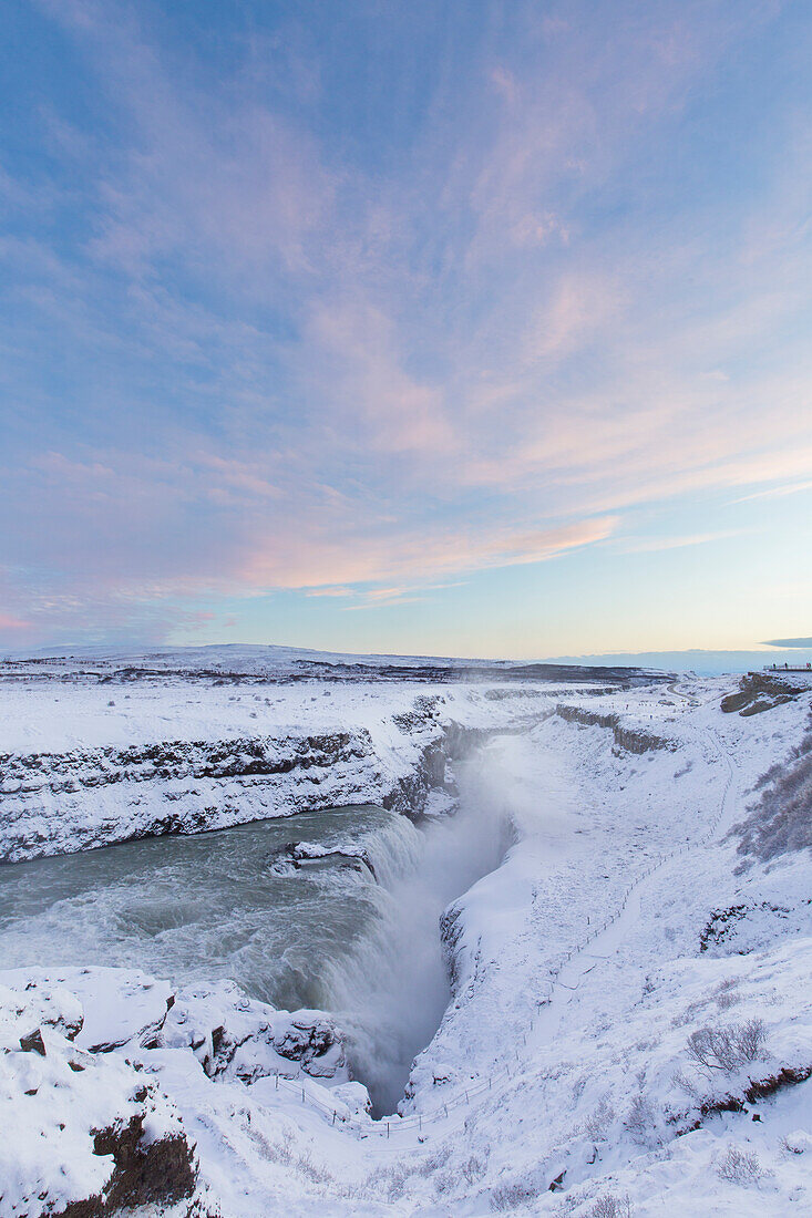 Vereister Gullfoss ist ein berühmter Wasserfall des Flusses Hvita, Winter, Haukadalur, Island