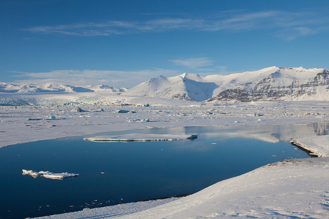  Icebergs in the glacier lake Joekusarlon, winter, Iceland 