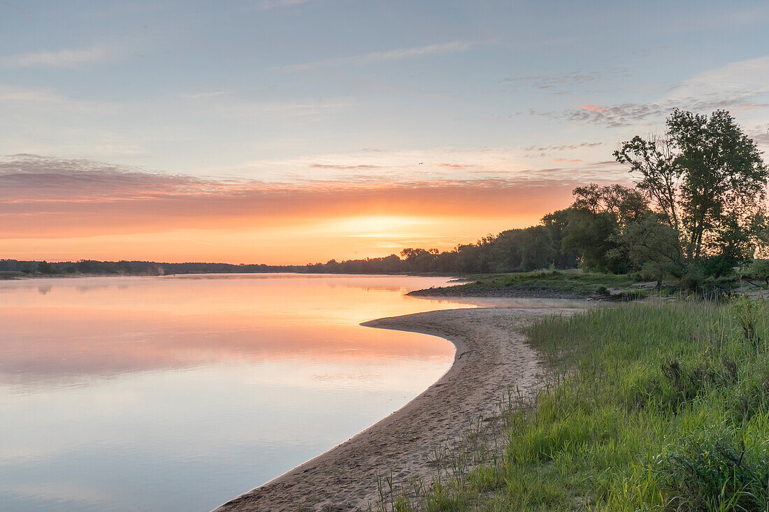  View of the Elbe, Elbe River Landscape Biosphere Reserve, Lower Saxony, Germany 