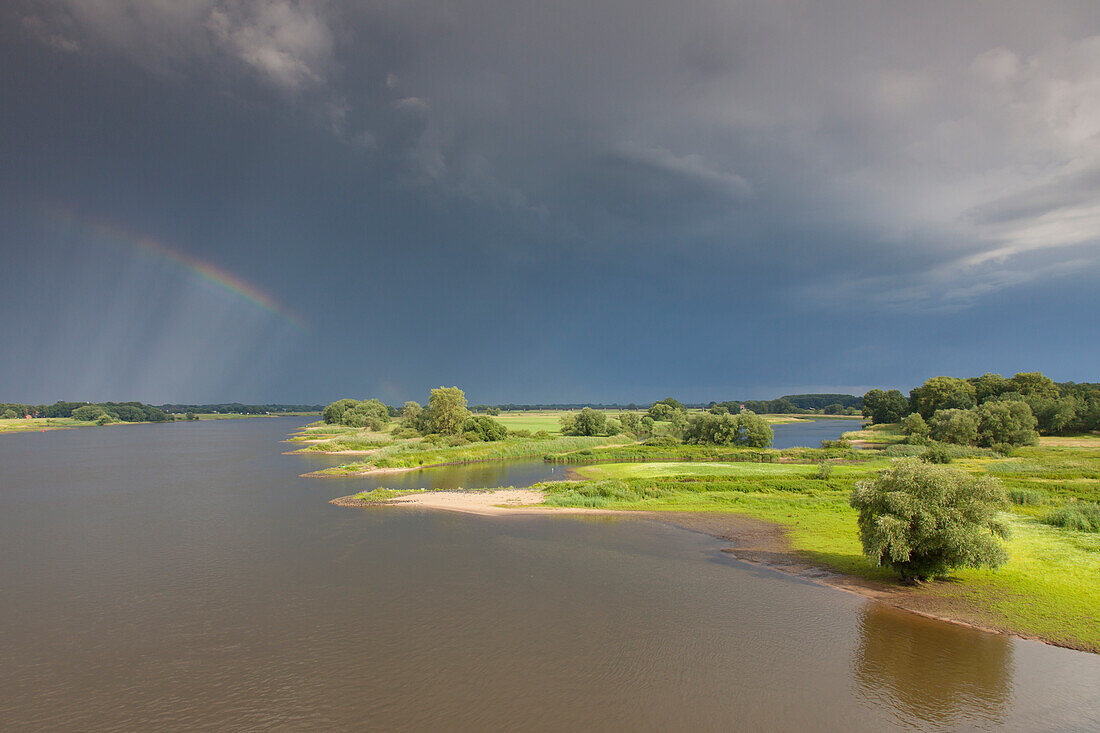 Gewitterwolken ueber der Elbe, Biosphärenreservat Flusslandschaft Elbe, Niedersachsen, Deutschland