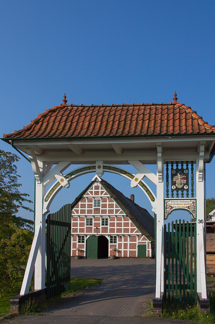 Obstbauernhof mit Prunkpforte, Altes Land, Niedersachsen, Deutschland