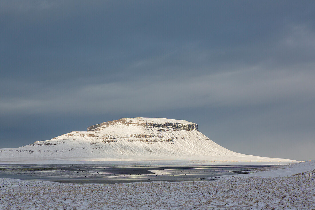 Berg Stod am verschneiten Fjord, Winter, Island