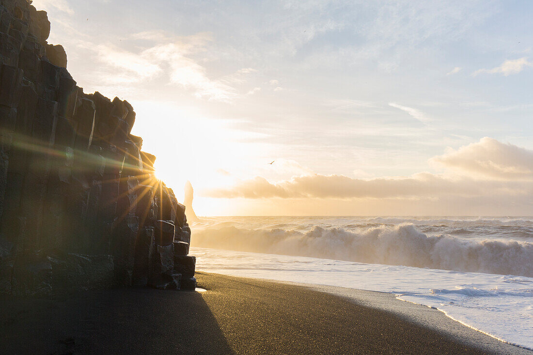 Basaltfelsnadeln Reynisdrangar, Reynisfjara, Sommer, Island