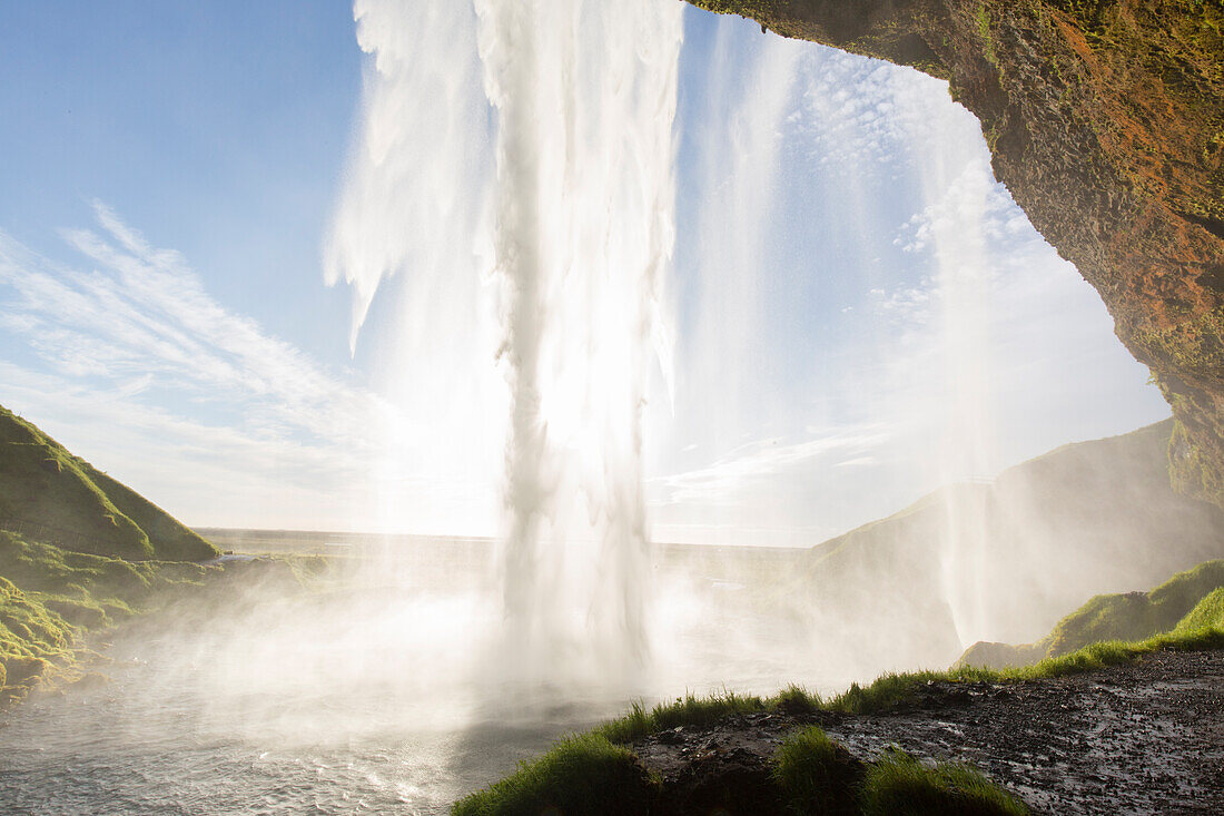 Seljalandsfoss, Blick von hinter dem Wasserfall, Sommer, Island