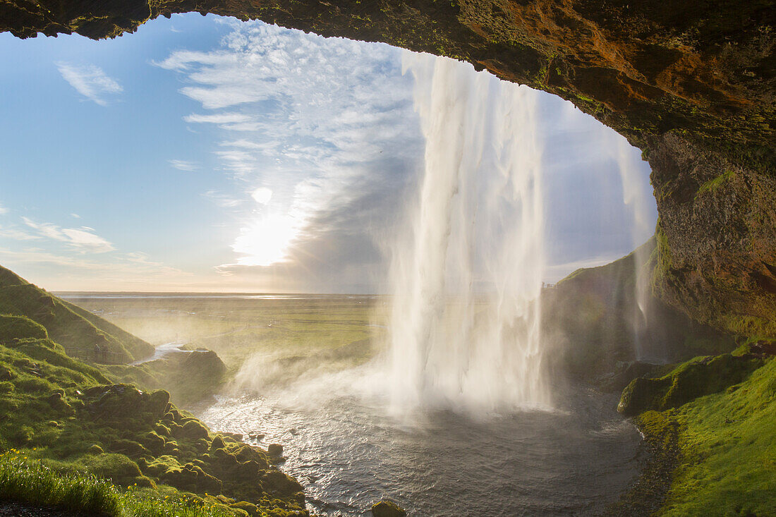 Seljalandsfoss, Blick von hinter dem Wasserfall, Sommer, Island